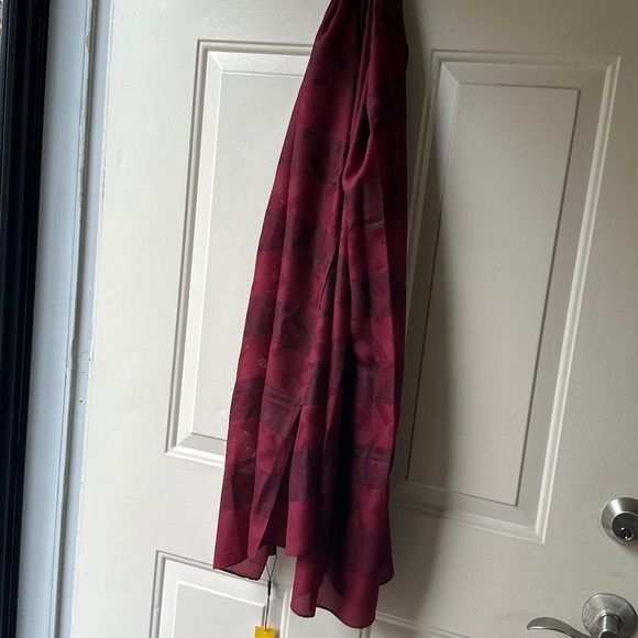 New with tag designer women's Scarf. - Picture 5 of 14